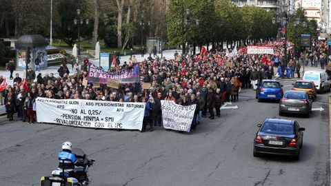 Miles de personas han participado hoy en Oviedo en la manifestaci�n convocada por las Asociaciones de Pensionistas de Asturias y de Gij�n para protestar por la subida de las pensiones en tan s�lo un 0,25 por ciento y para pedir que se blinde el sistema p�blico de pensiones
