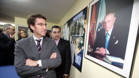 Alberto N��ez Feijoo mira una fotograf�a de Manuel Fraga durante una visita a Cambados en el 2011.