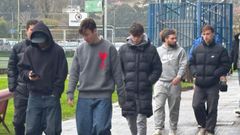 Los jugadores abandonan el estadio de A Malata tras la despedida de Pablo L�pez en la ma�ana de este jueves. 