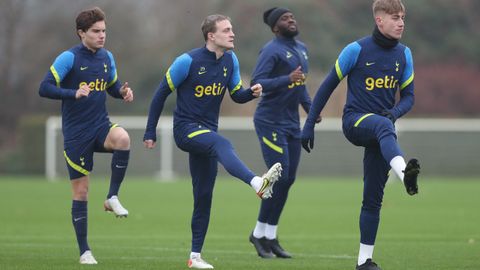Yago de Santiago, a la izquierda, en un entrenamiento con el Tottenham