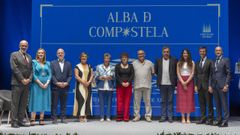 Imagen de los galardonados del 2025 con las autoridades que les entregaron sus reconocimientos.