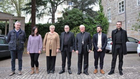 De izquierda a derecha, Daniel Argz, Cristina Rodrguez, Mara del Carmen Pintos, Ral Alfonso, el obispo Leonardo Lemos, David Muoz y Adrin Rodrguez, miembros de la comisin econmica para el sostenimiento de la Iglesia