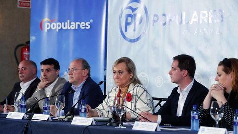 Mercedes Fern�ndez (3d), durante la reuni�n del comit� ejecutivo regional