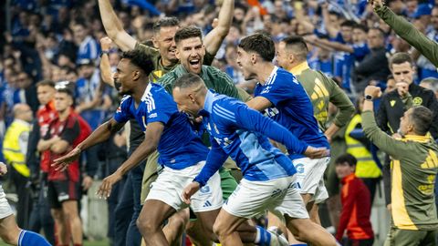 Jugadores del Real Oviedo celebran el ascenso a Primera División