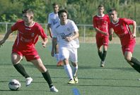 El rianxeiro Mauro (con el bal�n) en el partido de ida de la eliminatoria entre el Uni�n y el Cerceda. 