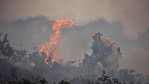 Bomberos de Asturias trabajan para extinguir las llamas en un incendio forestal