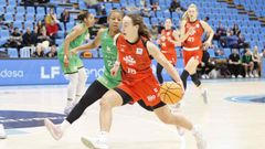 Alicia Fl�rez, cuya irrupci�n tras el descanso result� decisiva, sube un ataque del Ensino perseguida por la jugadora del Araski Nicole Toussaint