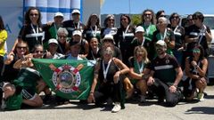 La tripulaci�n veterana del Club de Remo Puebla celebra la medalla de bronce lograda en Moa�a.