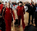 Piqu�, Del Bosque y Casillas, que fue uno de los pocos que se par� con el p�blico, despertaron expectaci�n en la terminal viguesa.