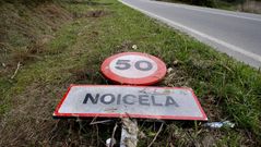 Una se�al tirada en la parroquia de Noicela