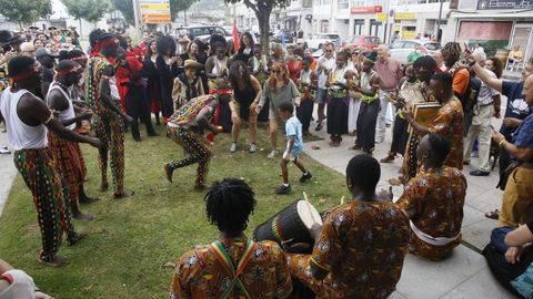Desfile de Naciones, con el baile de los niños al son del grupo africano