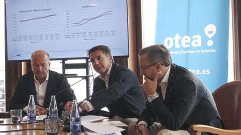 El presidente de OTEA, Jos� Luis Almeida, (c), acompa�ado por los vicepresidentes de a entidad, Fernando Corral (i) y Javier Martinez (d) durante la presentaci�n del balance de actividad del verano