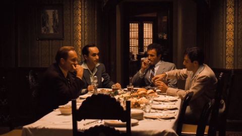 Escena de �El padrino. Parte II�, en la que Michael Corleone revela a su familia que se ha apuntado a La Marina.