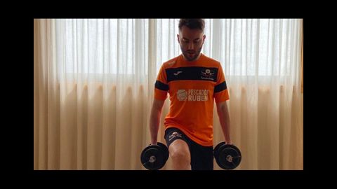 Iago M�guez se entrena en casa