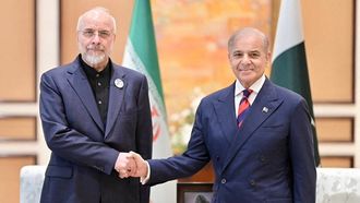 El l&iacute;der del Parlamento iran&iacute;, Mohamad Bagher Ghalibaf, con el primer ministro pakistan&iacute;, Shehbaz Sharif