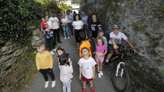 Vecinos de Campo de Verdes, reunidos en el acceso al barrio en se�al de protesta