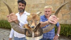 Miguel, a la derecha, con su hijo, otro vikingo de pura cepa.