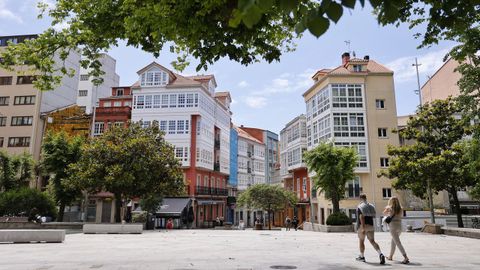 Una pareja camina hacia la parte peatonal del Campo da Leña, donde se lleva a cabo la obra (a la izquierda, en la imagen) que completarán la reforma de la plaza