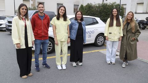 El servicio de Hospitalizaci�n a Domicilio (HADO) tiene su sede en el viejo hospital Gil Casares, desde el que parten a diario coches para atender a pacientes de toda el �rea sanitaria. La unidad de salud mental la lidera la psiquiatra Mar�a Jos� Recimil (cuarta por la izquierda)