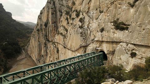 Las paredes verticales alcanzan en algunos puntos los 700 metros de altura. 