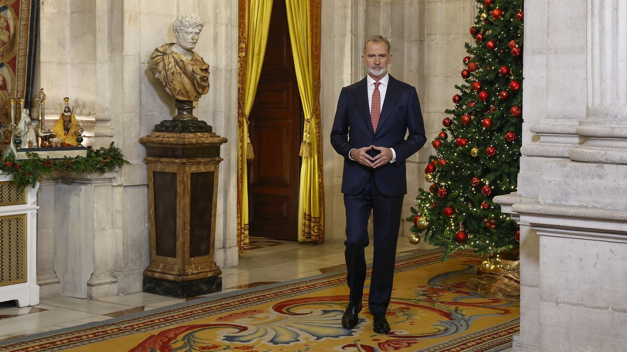 Felipe VI pronuncia por primera vez de pie su Mensaje de Navidad con el Palacio Real de nuevo como escenario