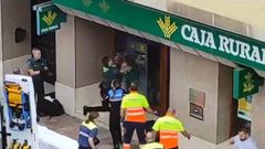 Fragmento del momento en el que joven se enfrenta a uno de los agentes de la Guardia Civil en Cangas de Ons