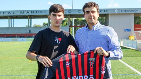 El delantero Hugo Pad�n posando junto al presidente del CD Lal�n, Guillermo Fern�ndez.