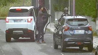 Una c&aacute;mara capt&oacute; el momento en el que uno de los pistoleros enca&ntilde;on&oacute; a Fodoki cuando trataba de escapar a los mandos de una motocicleta