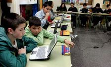 Los ordenadores (en foto de archivo, en una clase de Vite) dan otra din�mica a los colegios.