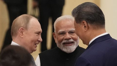 Vladimir Putin, Narendra Modi y Xi Jinping conversan durante la clausura de la cumbre de la OCS en Tianjin (China)