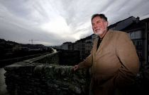 El historiador alemn Hartmut Heine, anteayer en la muralla de Lugo.