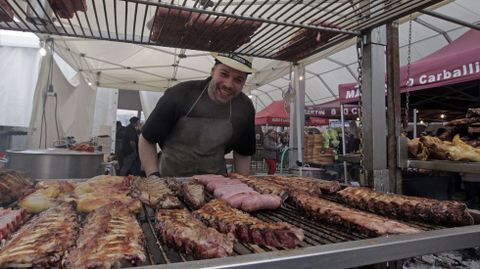 Puestos de pulpo y de churrasco dieron de comer al público que visitó este fin de semana la Feira do Viño de Chantada