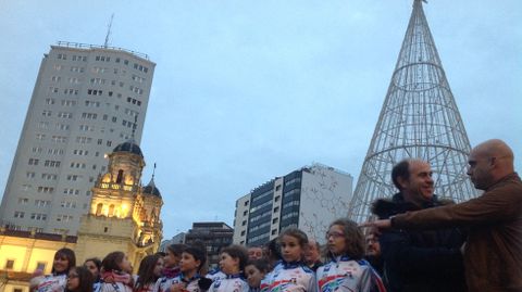 Los integrantes del Club Astur Pat�n junto a responsables de Festejos y la C�mara de Comercio, antes del encendido del �rbol