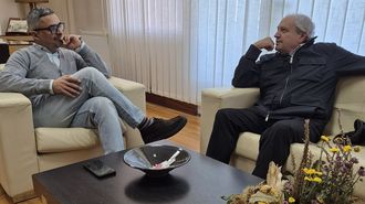 El alcalde de Carballo, Daniel P�rez, con el exregidor de Ginebra, Alfonso G�mez Cruz