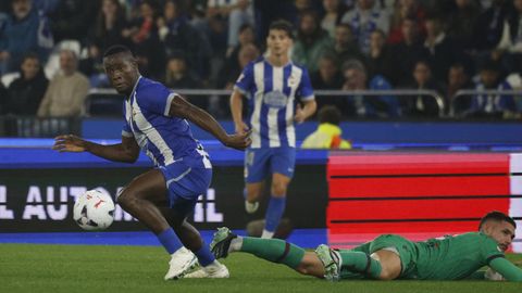 Bil Nsongo remata durante el partido con el Levante