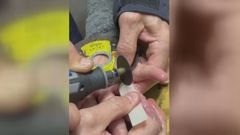 Los bomberos de Ferrol cortan un anillo con una radial