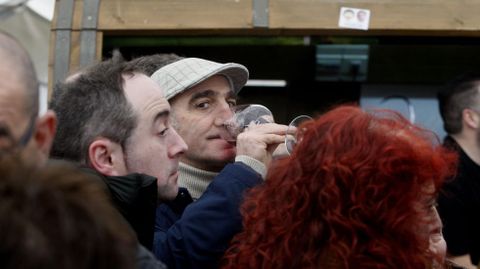 Un home proba unha copa na Feira do Vi�o de Chantada