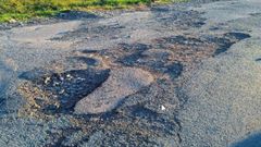 Deterioro del asfalto en la carretera de Montealegre