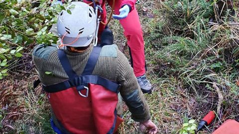 Cazador herido de un disparo en el pie siendo trasladado al helic�ptero medicalizado