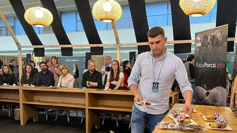 Foto de archivo de Nando L�pez promocionando su ganader�a y sus productos elaborados en Etiqueta Negra, en Pontevedra