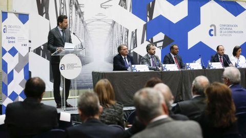El nuevo presidente de la Confederaci�n Asturiana de la Construcci�n (CAC-Asprocon), Ram�n Montero Arjonilla (i), durante su intervenci�n en la clausura de la Asamblea General Extraordinaria de esta asociaci�n empresarial