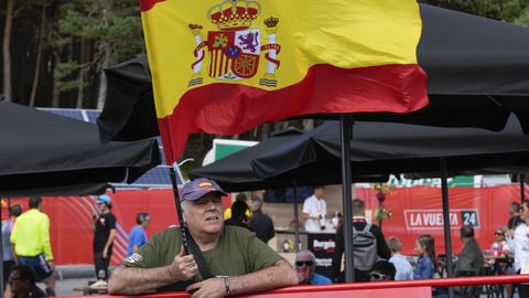 Pblico en la meta de La Vuelta de la Estacin de Montaa de Manzaneda.