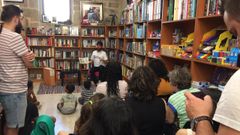 El interior de la librer&iacute;a Escolma de O Carballi&ntilde;o, en una presentaci&oacute;n anterior de un libro
