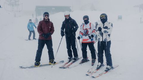 Manzaneda abre la temporada de esqu�.Uno de los grupos que disfrut� del primer d�a de esqu� de la temporada.