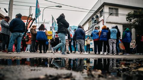 Protesta la pasada semana frente a un dep�sito donde se encuentran m�s de cinco millones de kilos de alimentos,  en Villa Martelli en la provincia de Buenos Aires.