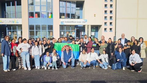 Familias gitanas de alumnos y antiguos alumnos del CEIP Pluriling�e de Covas colaboraron activamente en la cita que�promovi� la biblioteca escolar en favor de la tolerancia y la diversidad