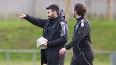 Fern�ndez Romo con Yeray Garel en una sesi�n de entrenamiento en A G�ndara en su primera semana en el Racing. 