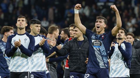 Javi Rodrguez, a la derecha, celebra eufrico el triunfo en presencia de ms futbolistas del Celta.