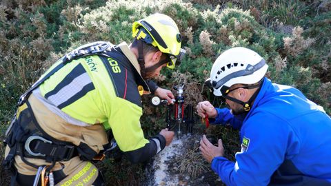 Los bomberos del SPEIS de Nar�n, en la formaci�n de rescate vertical por los acantilados de Pena Lopesa