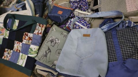 Bolsos y manteles que han hecho las aprendices
